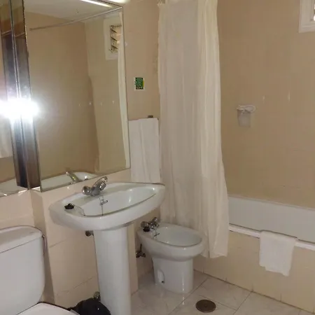 Park Plaza Hotel 2*